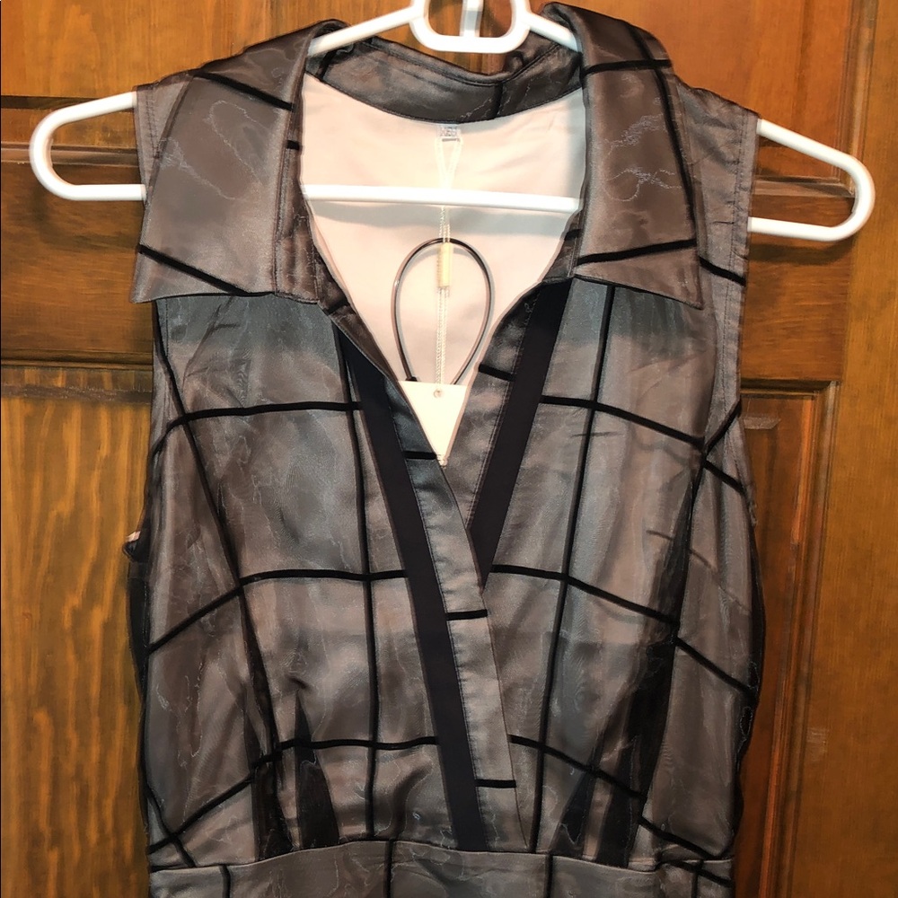 Elegant Black Grid Pattern Dress - Picture 4 of 6
